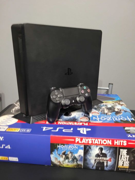Sprzedam używaną konsolę PlayStation 4 Slim 500GB z padem