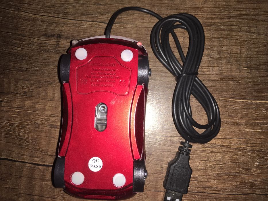 Компютʼерна мишка у формі автомобіля