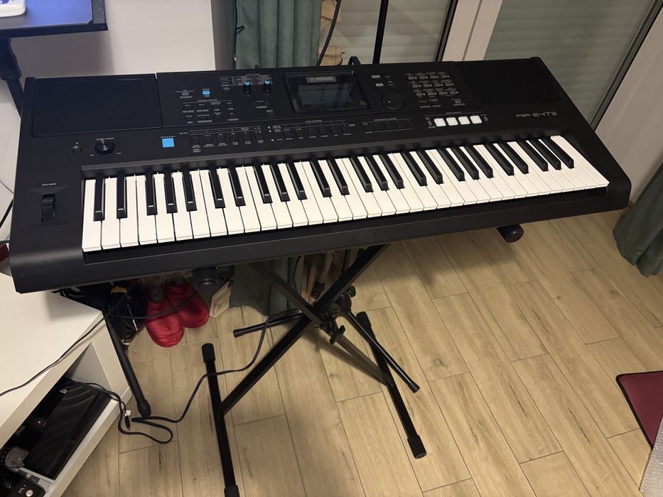 Yamaha PSR-E473 Keyboard + stojak + pedał