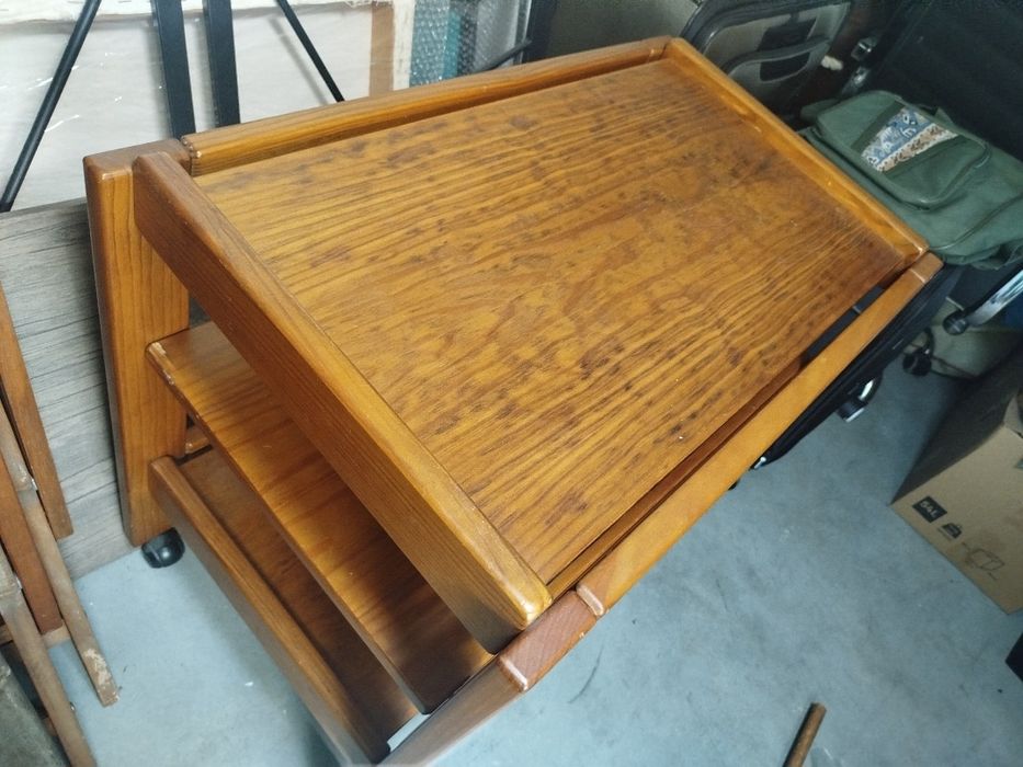 Mesa de apoio com rodas