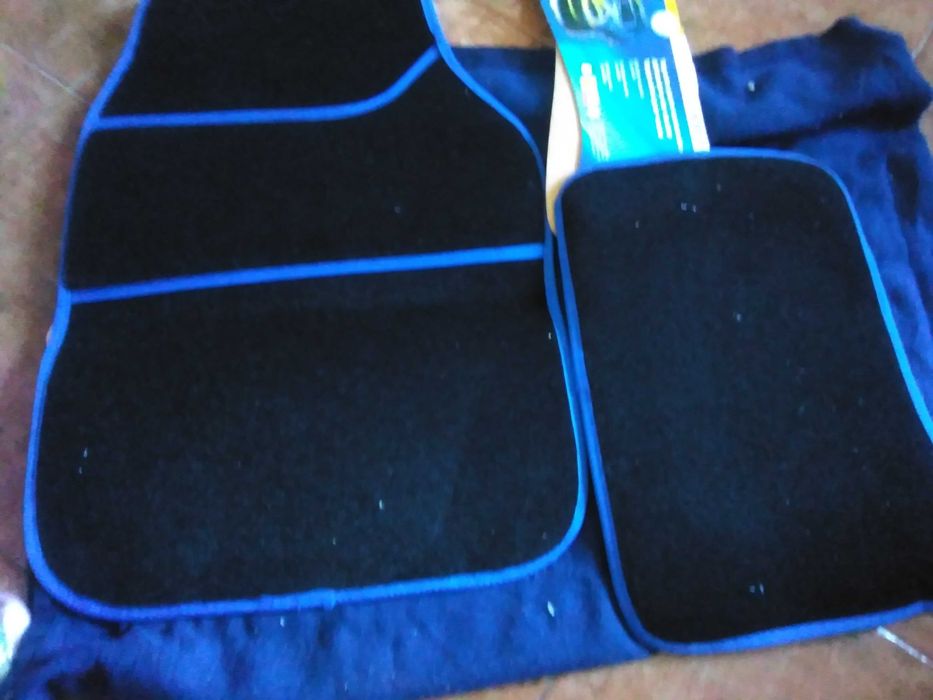 Tapetes Novos de Carro- Preto e Azul