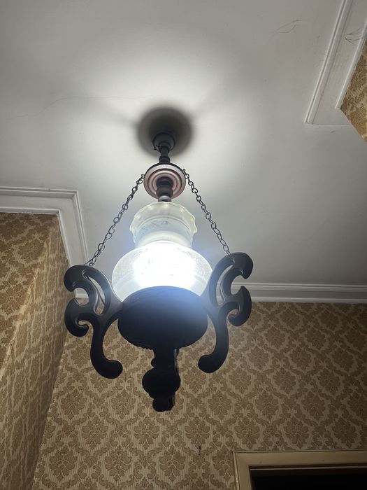 Candeeiro de teto em madeira com cupula de vidro