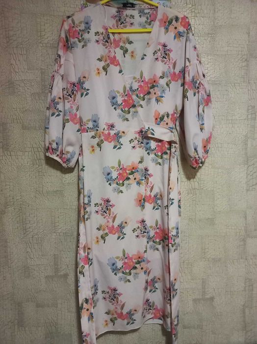 Ошатна сукня скроєна на запах в яскравий квітковий принт.
Mango