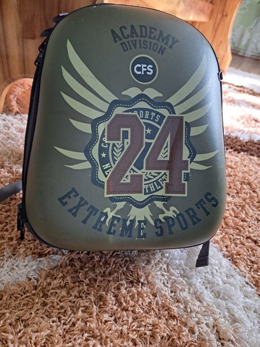 Портфель шкільний з темно-зеленою пластиковою вставкою