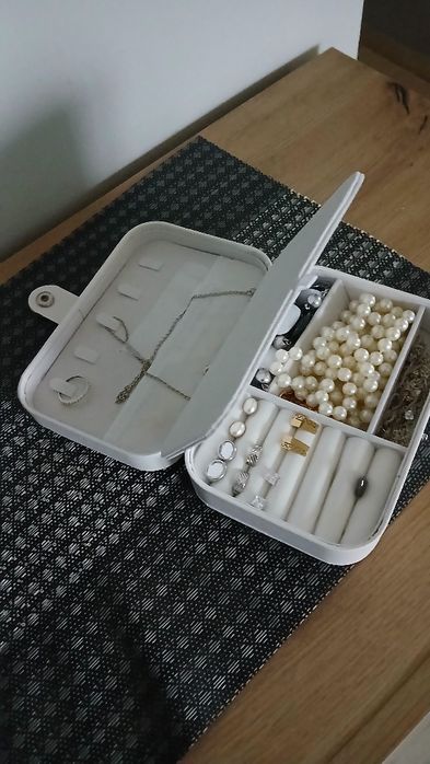 Kuferek na biżuterię