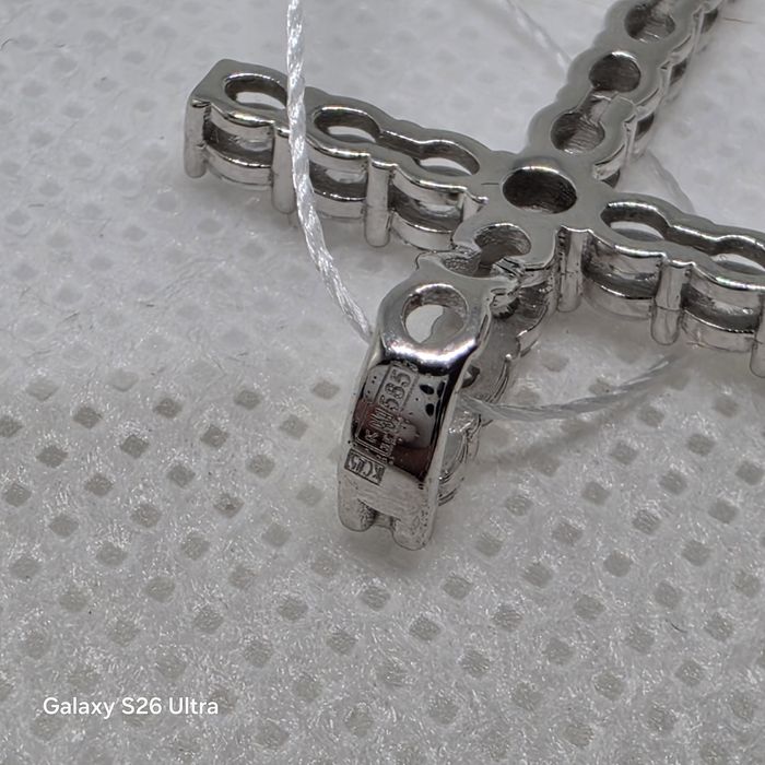 Хрестик з білого золота. Sovissimo. Новий.