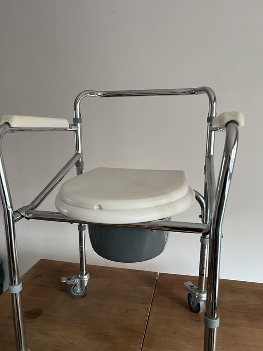 Krzesło toaletowe na kółkach - regulacja wysokości