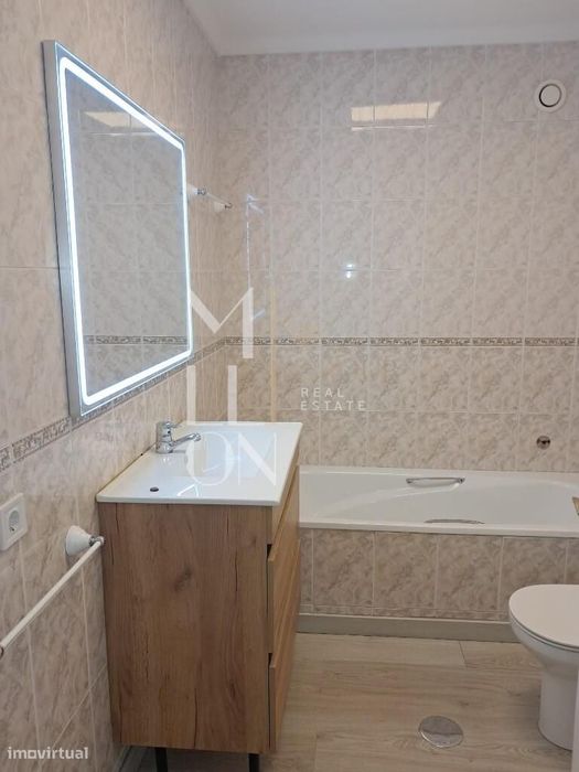 Apartamento T1+1 Renovado com Varanda e Garagem em Oliveira do Douro