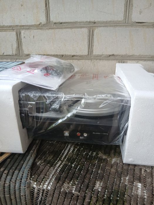 Продам проигрыватель виниловых пластинок датского бренда AGK (модель 10341 / Compact Turntable with USB).