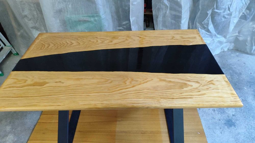 Mesa em madeira natural e resina epóxi preta - artesanal