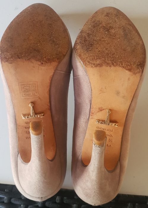 Sapatos de salto alto bege