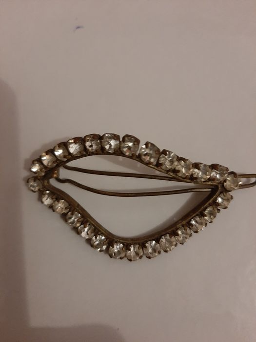 Vendo alfinete formato de folha com imitação de brilhantes