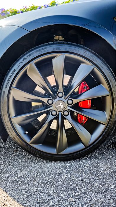 Tesla Model S85 free supercharger