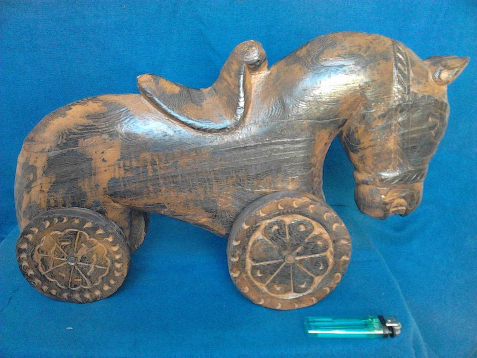 Cavalo com rodas em madeira talhada maciça