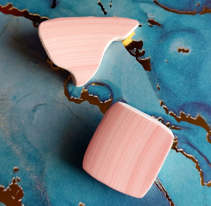 Różowa asymetryczna przypinka