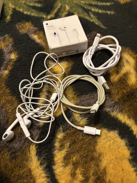 IPhones e 2 cabos de carregamento entrada Cabo Lightning para USB-C.