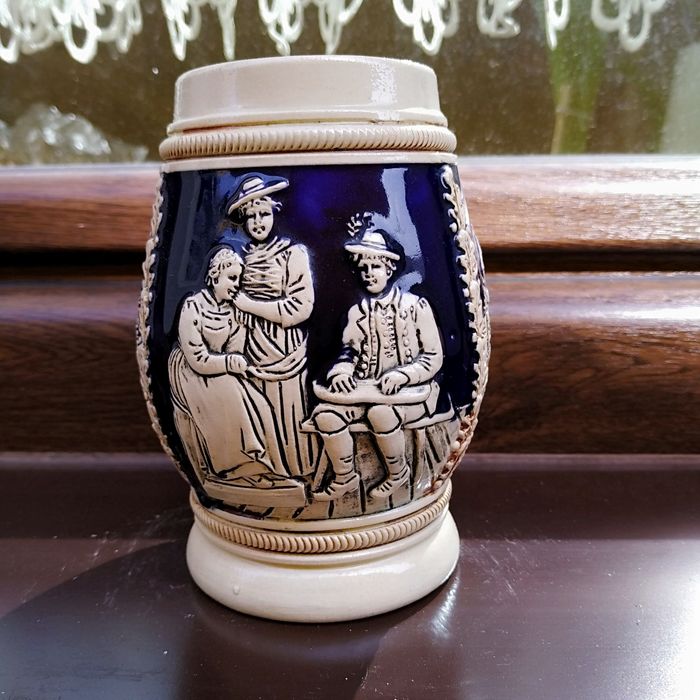 Stary kufel dekoracyjny