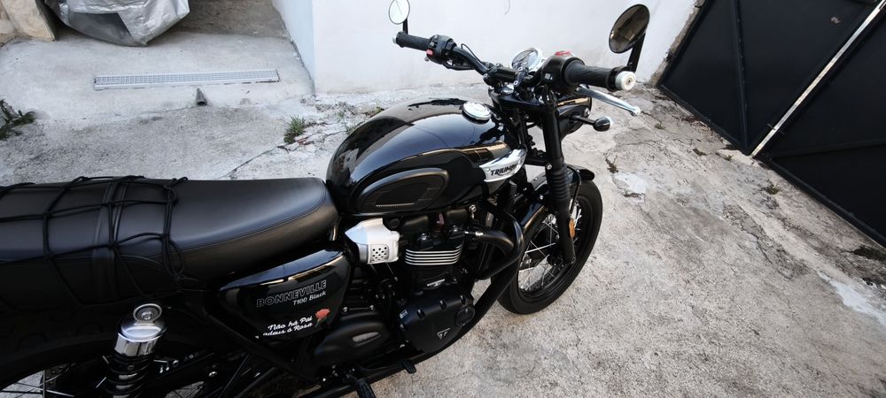 Triumph bonnevile T100 Black edition.