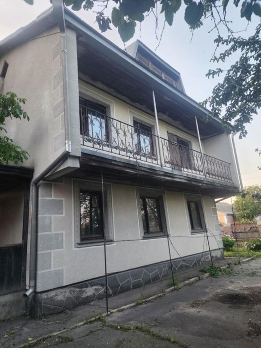 Продаж двоповерхового будинку з мансардою