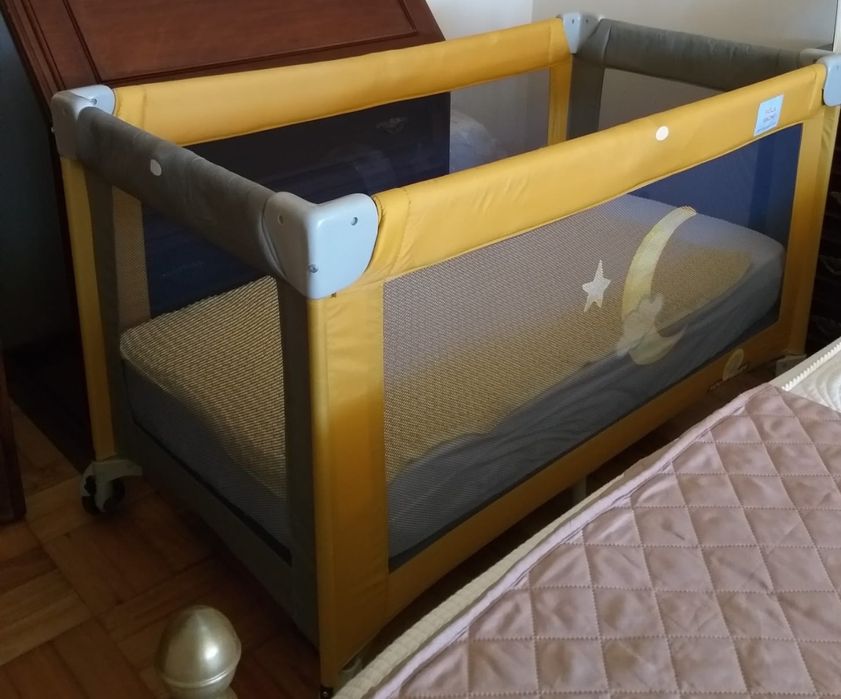 Cama de viagem com colchão.