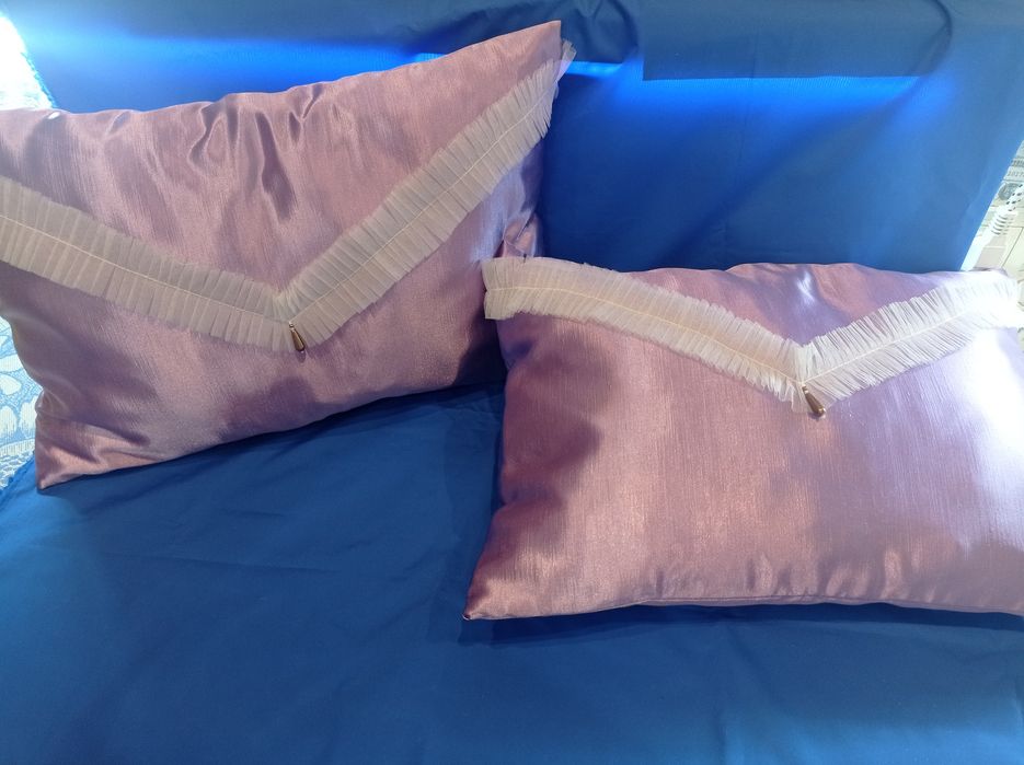 Подушка с наволочкой.