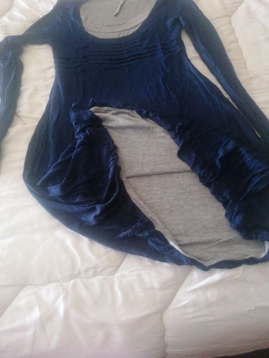 vestido azul e cinzento