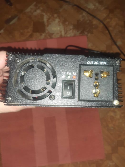 Инвертор 12в 220в Light King 1000W с зарядкой в не рабочем состоянии