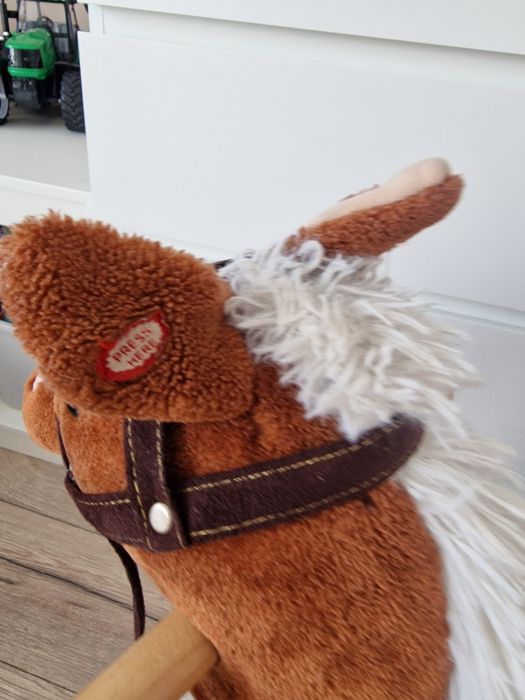 Grający koń na biegunach