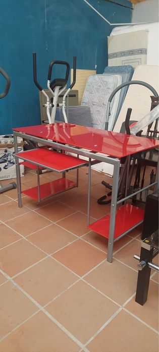 Secretária em vidro vermelha