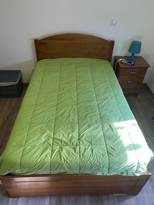 Conjunto de quarto ( Cama e mesinha de cabeceira )