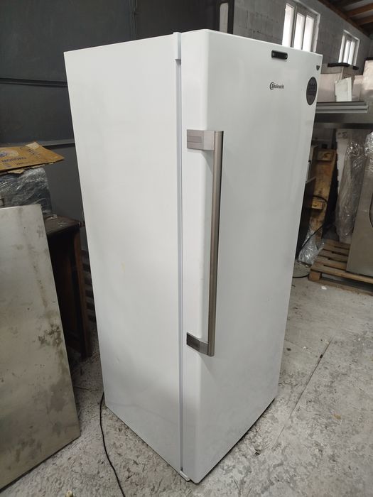 Морозильна камера Blomberg.