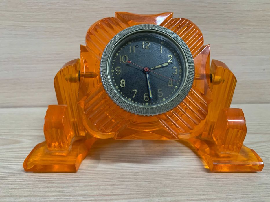 Годинник настільний на впевненому ходу