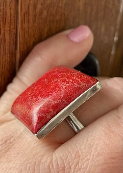 Piękny, masywny, elegancki srebrny pierścionek z koralem - regulowany.