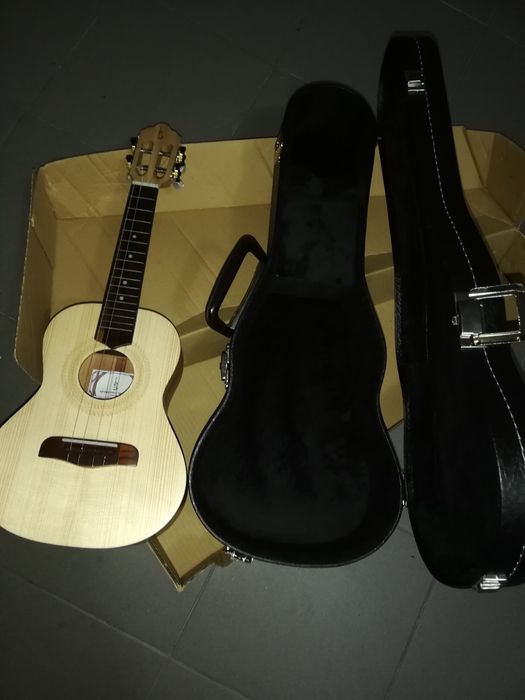 Cavaquinho brasileiro e estojo rigido de veludo