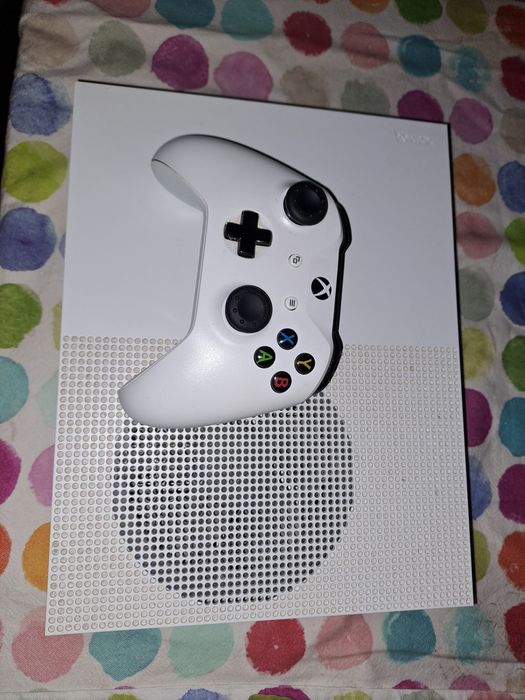 Xbox One 780Gb com comando wireless  e cabos