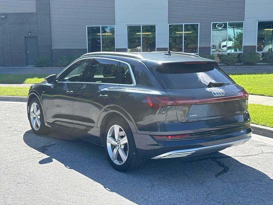 Audi e-tron      2019