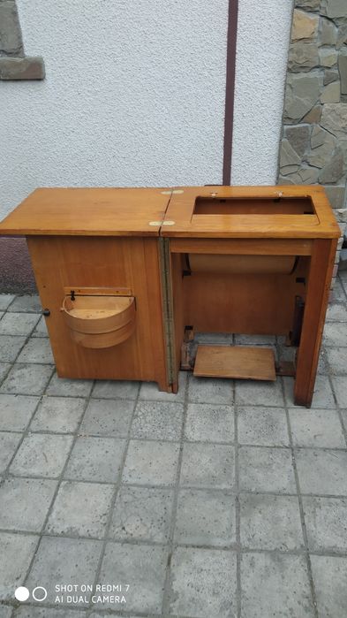 Тумба (швейной машинки) 2 стула.