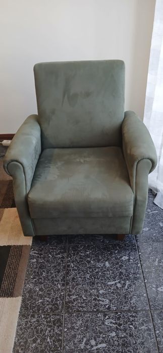 2 sofás individuais forrados a pele de pêssego verde