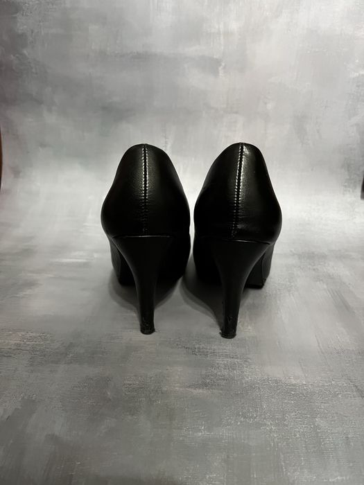 Klasyczne czarne buty na obcasie