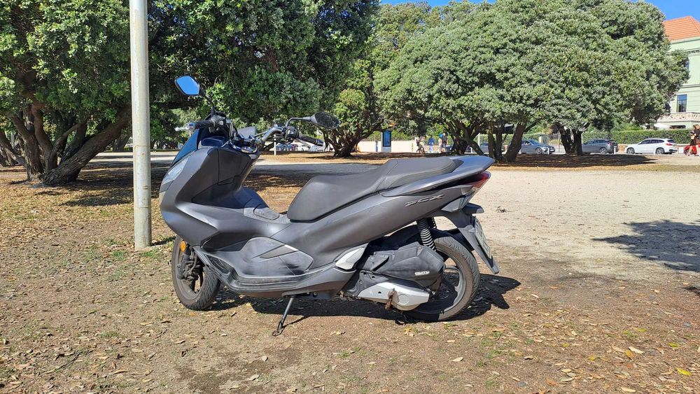 Mota Honda PCX usada em boas condições