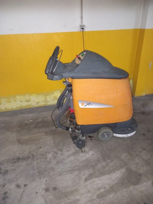 Maquina industrial a bateria de lavar chao