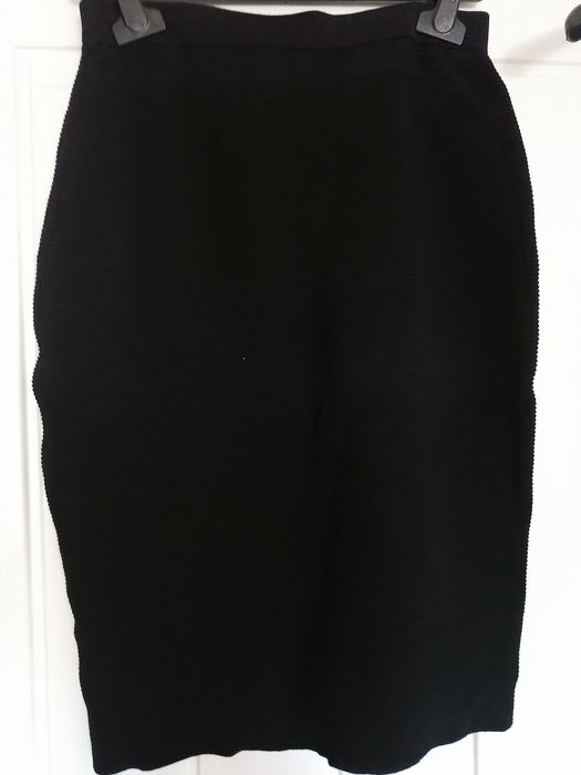 Spódnica solar 34 z prążkowanej dzianiny. Czarna