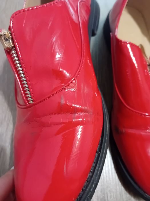 Жіночі лакові туфлі в хорошому стані.