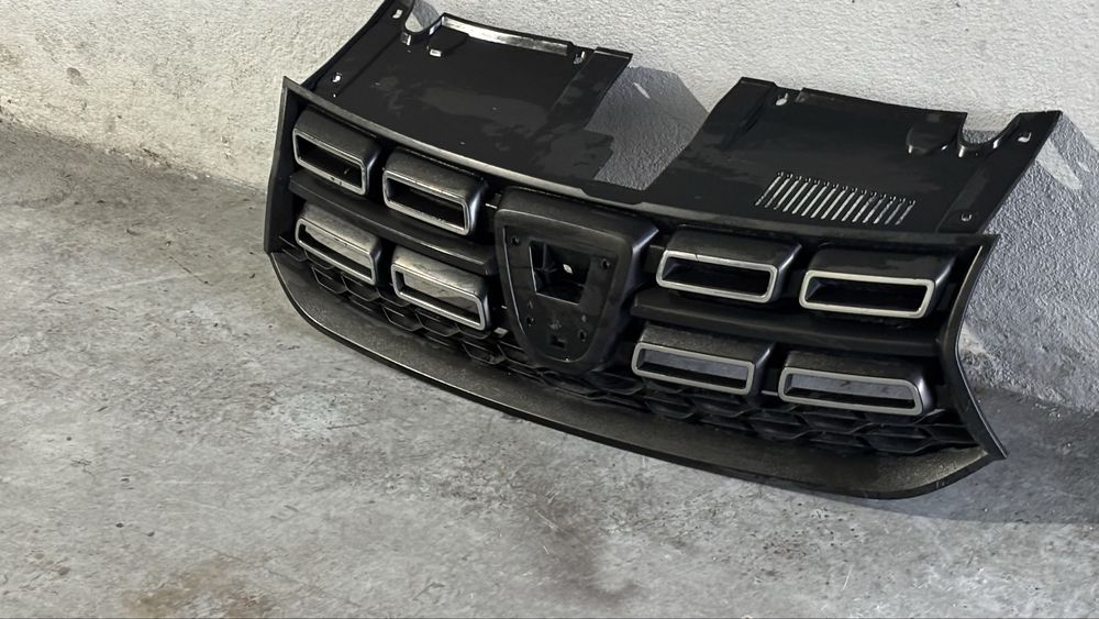 Grelha Frontal / Grelha do Radiador Dacia Sandero / Logan – Original OEM