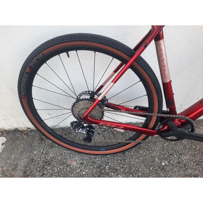 Bicicleta de exposicao de gravel de carbono