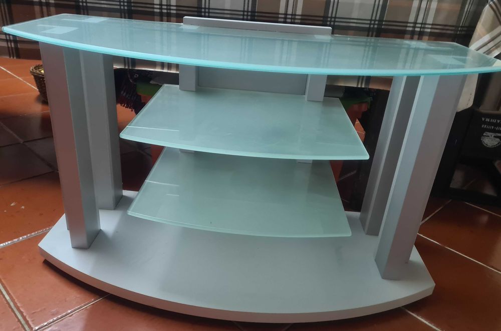 Mesa para TV com prateleiras