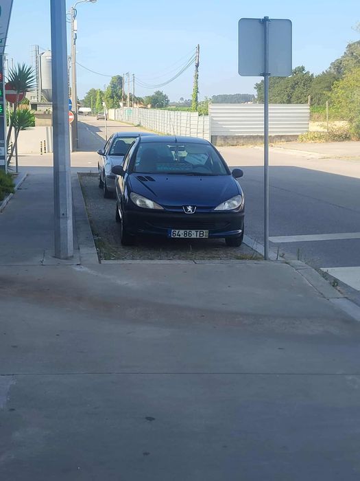 Vendo Peugeot 206 de 2002, 1.1 gasolina, 223.000 km.