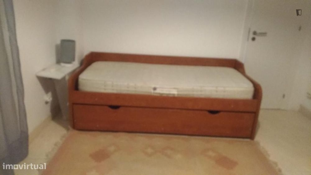 Quarto - localizado em Estoril Lisbon