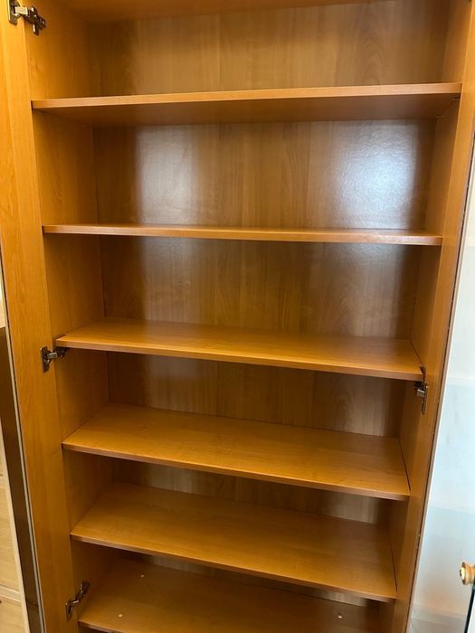 Шафа з полицями