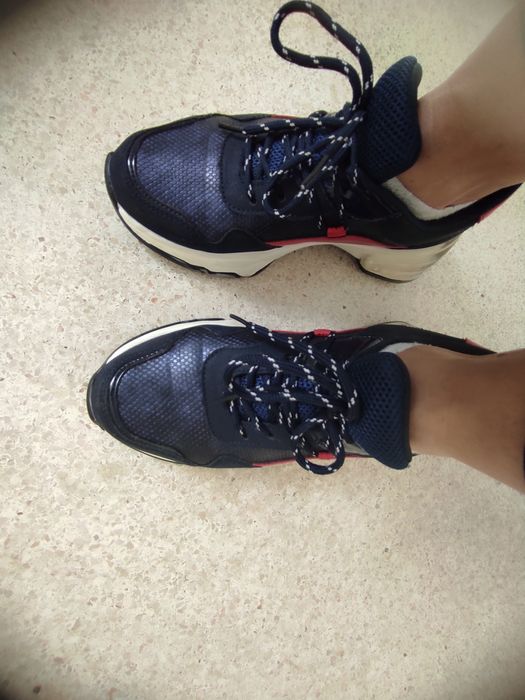 Sapatilhas azul com vermelho